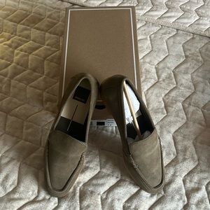 BNWT Classic comfortable moss taupe suede loafer